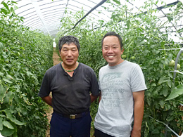 営業の高安さん（右）と田辺さん（左）