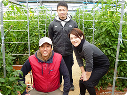 ながさき南部生産組合トマト部会（左から近藤さん、中村さん、近藤さんの奥さま）