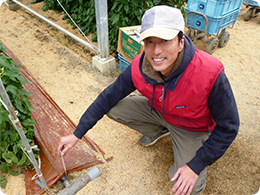 土の地温を計測する近藤さん