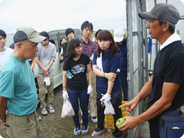 店舗スタッフの質疑応答に対応する坂本さん