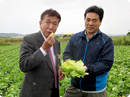 社長の櫻田（左）と沖縄ファーム代表の大城　茂博さん（右）