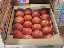 箱詰めされたトマト