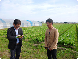 笑顔で取材に応える深川さん