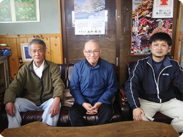 左から、父の豊さん、祖父の正男さん、亮太さん