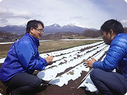 モスのスタッフに熱く語る山本さん（右）