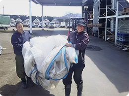 資材を運ぶ、荒井さんと安原さん