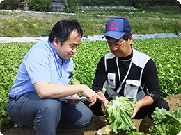 状況の説明を受けるモススタッフ