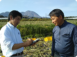 モススタッフに説明する永池さん