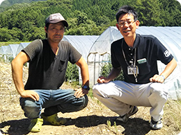 藤長さん（左）とJA庄原高野町の牧原さん（右）