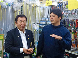 店内を案内する森田社長