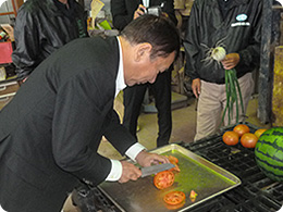 トマトを切る櫻田会長