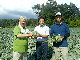 小清水さん親子と栽培指導担当の中村さん