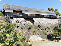 建物下部の石垣が地震で一部崩落。「数寄屋丸二階御広間」