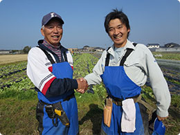 若手社員の岡さんとガッチリ握手