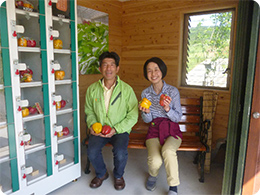 橋本夫妻(直売所内)
