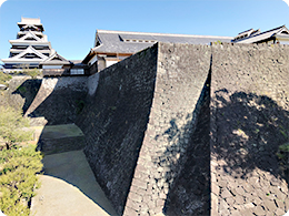 築いた時代の違う石垣が見られる。「二様の石垣」(手前)より天守を見る