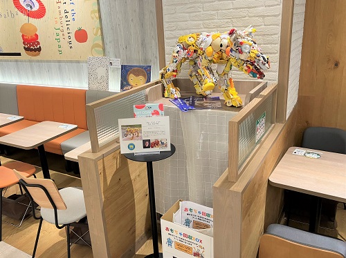 モスバーガー西心斎橋店アート作品展示の様子