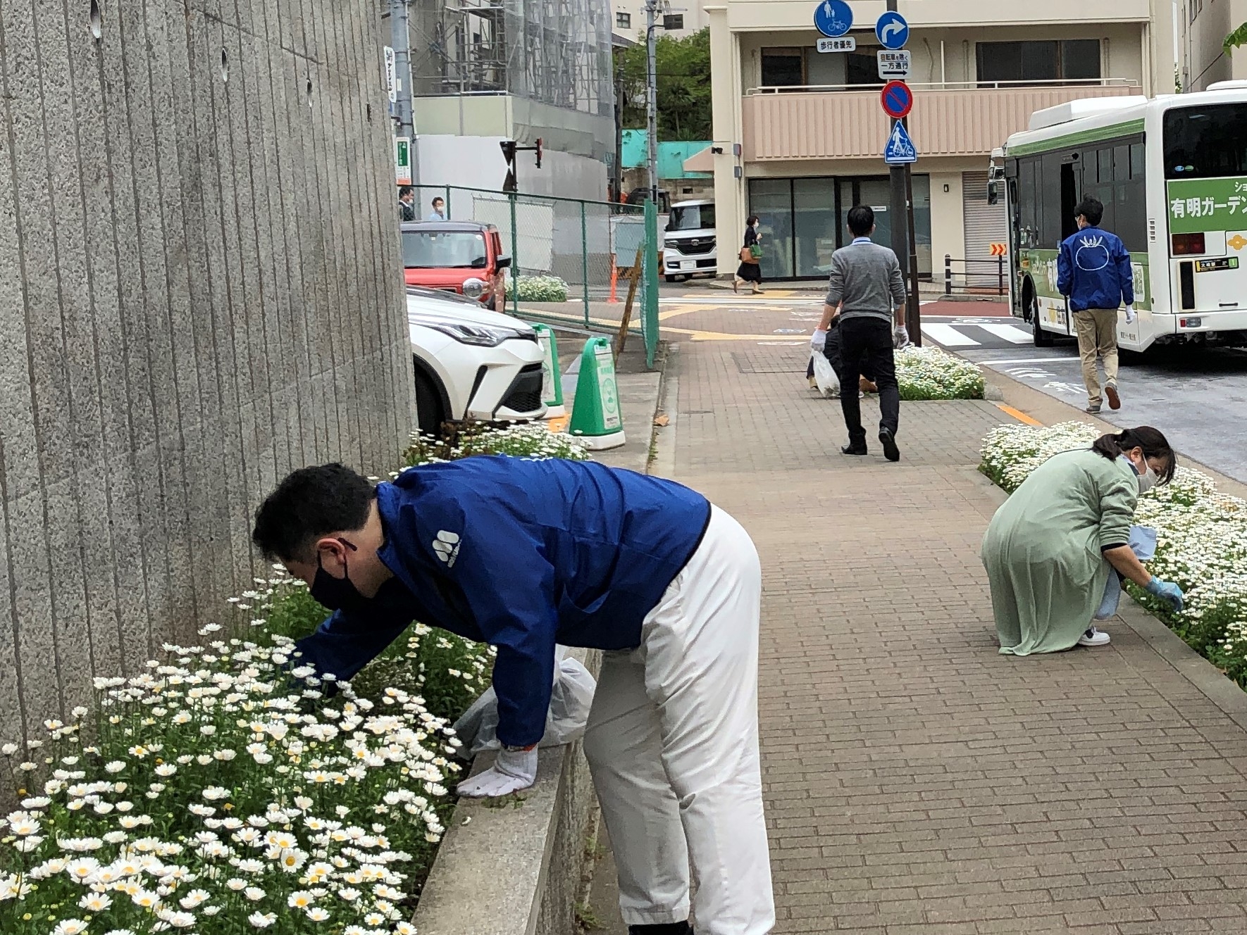 花壇清掃の様子