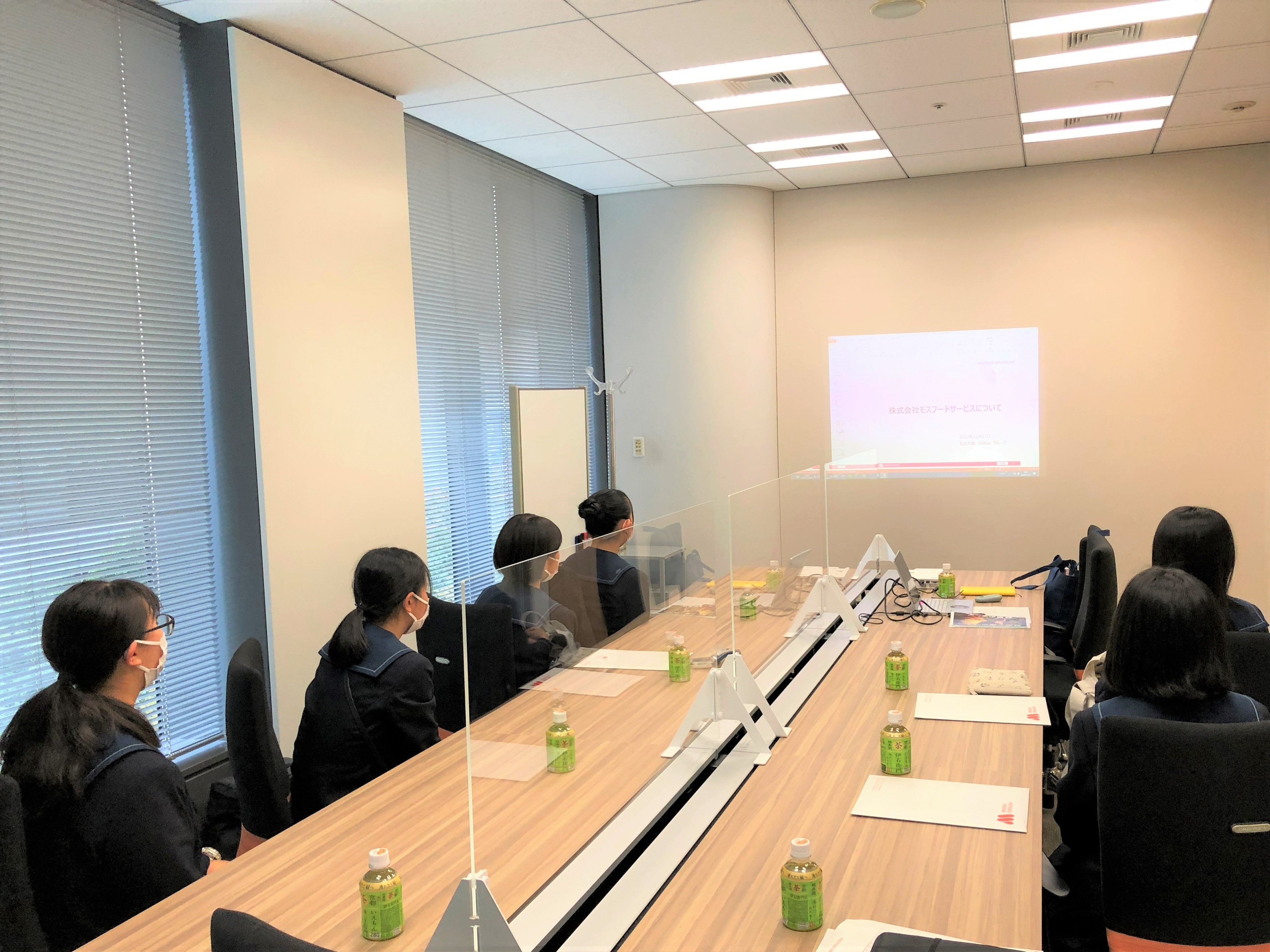 会議室内での様子