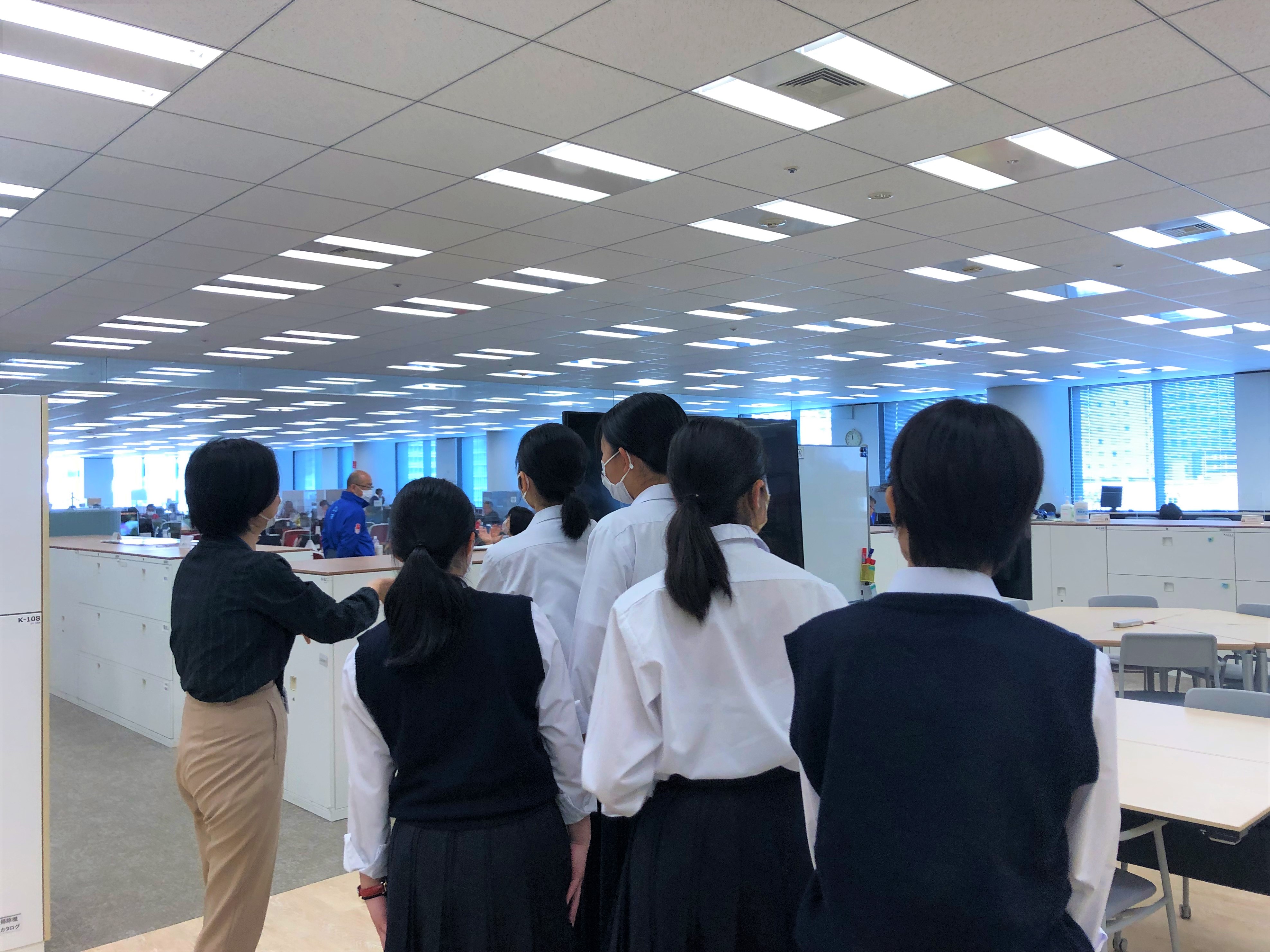オフィス内を案内