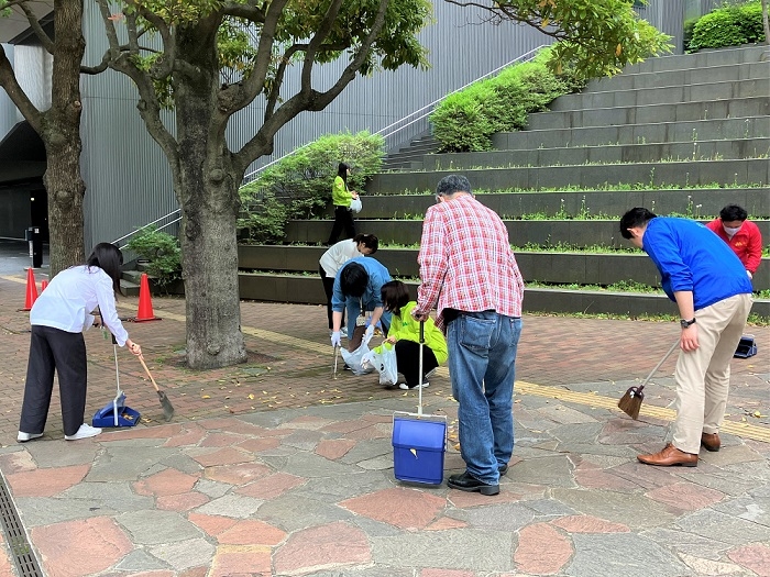 本社ビル周辺の清掃の様子