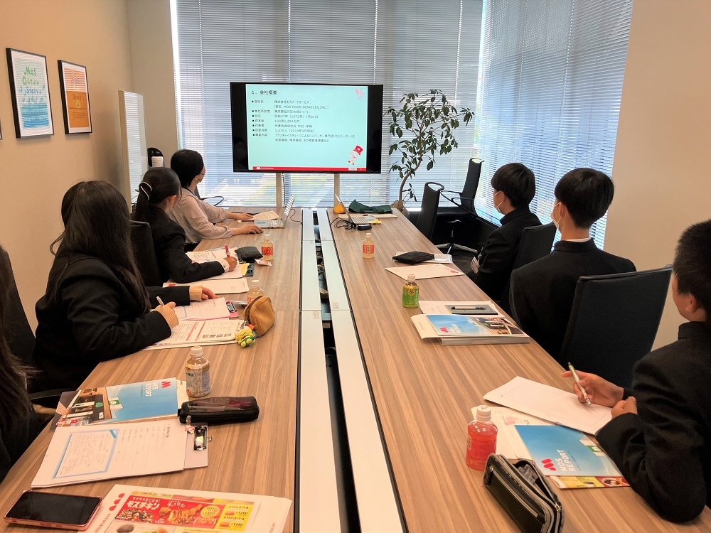 山形明正高等学校の職場訪問の様子