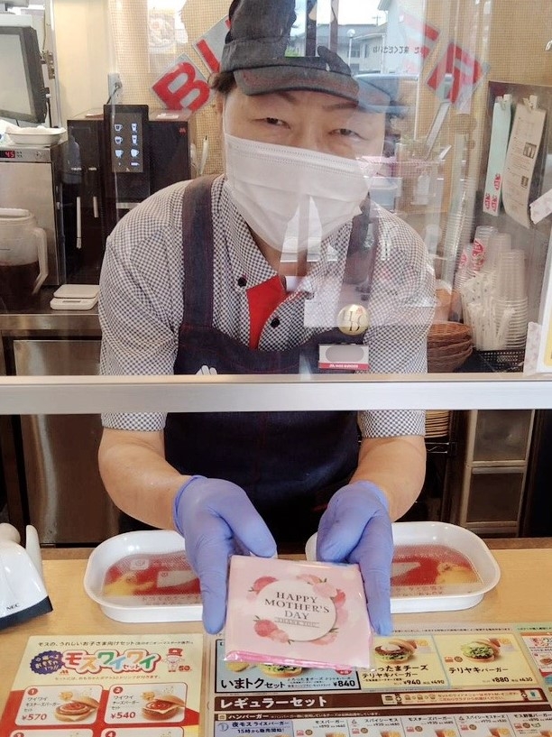 気持ちを込めてタオルハンカチをお渡ししました