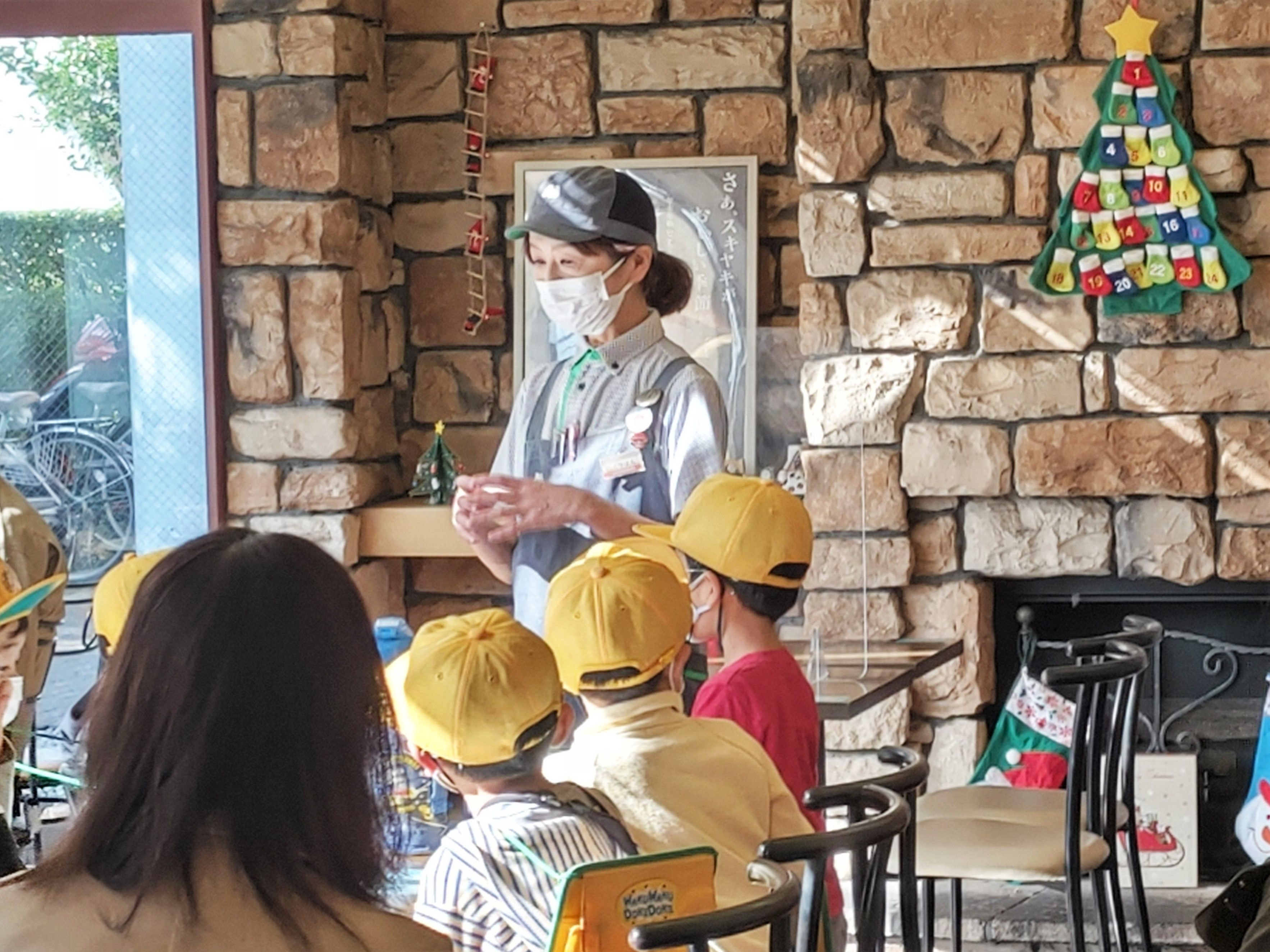 真剣に話を聞く子どもたち